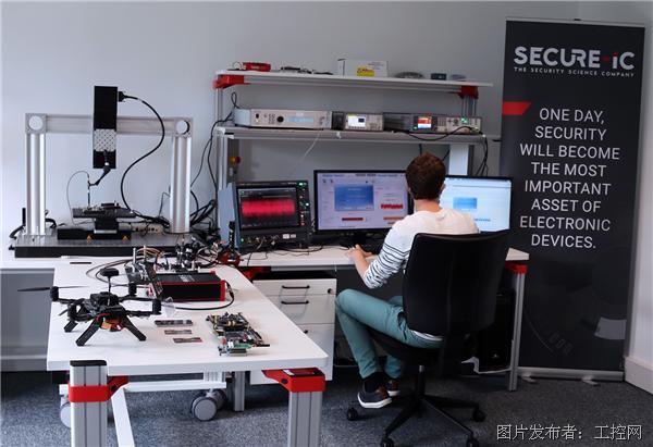 Secure-IC的工程师在安全实验室中工作.jpg