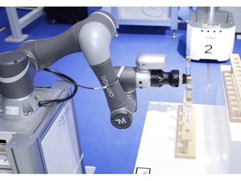 欧姆龙协作机器人在生物医疗样品搬运上的应用