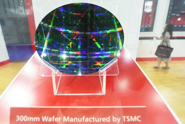 2021年6月9日，在世界半导体大会上拍摄到的台积电代工生产的12英寸晶圆