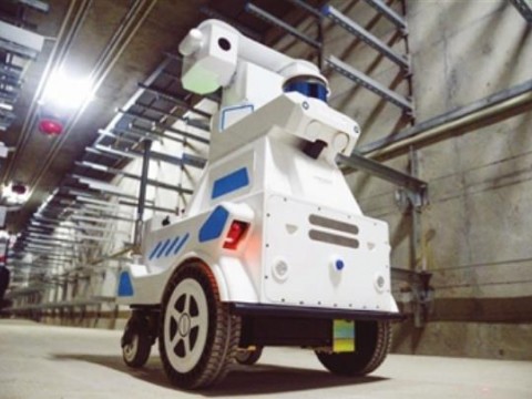 智慧城市添新员 地下来了“小卫士”──探访天津首个智慧综合管廊巡检机器人调试现场