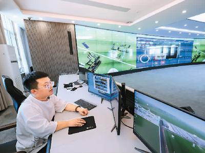 9月2日，在黑龙江省富锦市万亩水稻科技示范园现代农业信息服务中心，工作人员在进行信息化作业。新华社记者 兰红光摄