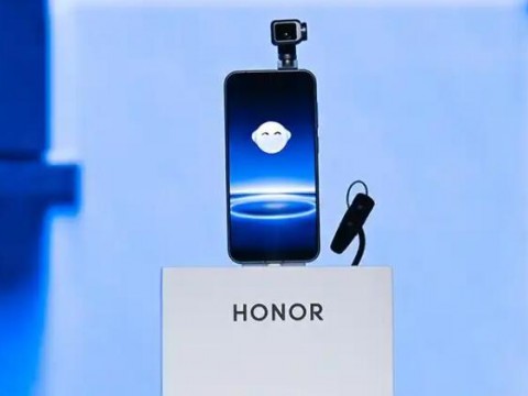 中国造全球首款机器人手机MWC上正式亮相